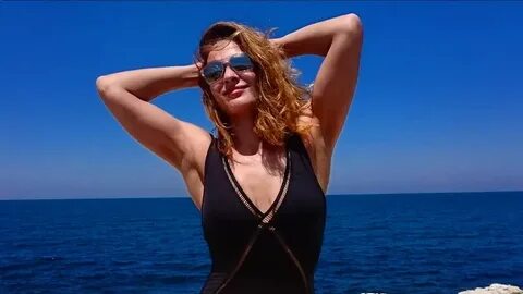 Tort oyoqda külot kiygan qizning fotosurati