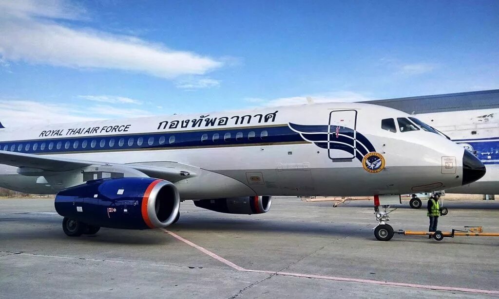 100 plane. Сухой суперджет 100-95 ред вингс. Самолет сухой суперджет 100. Superjet 100-95. 100 plane.