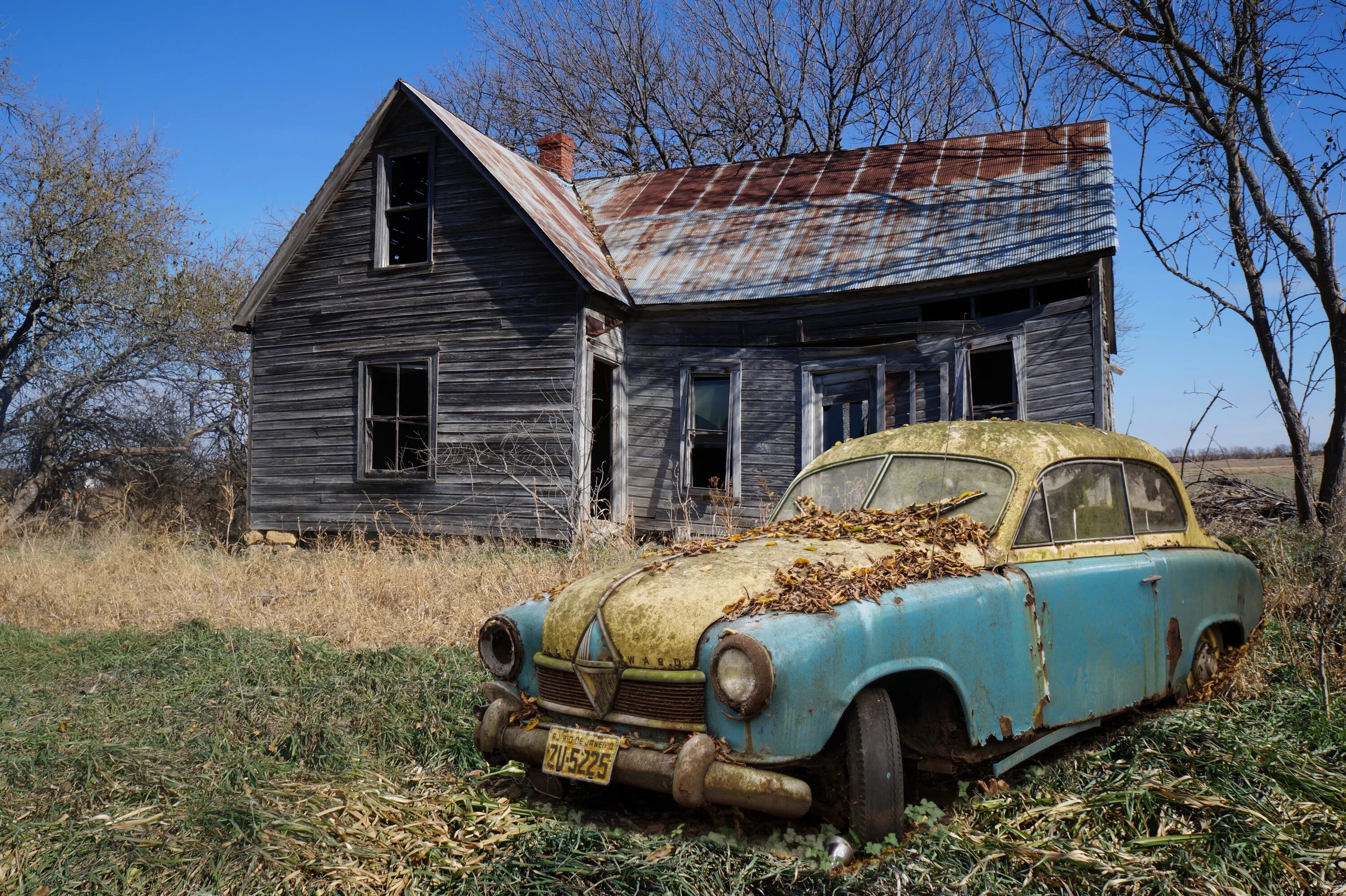 Заброшенные деревни Калужской области. Ford 1949 заброшенный. Заброшенные автомобили. Заброшенный дом. О чем мечтал старый дом