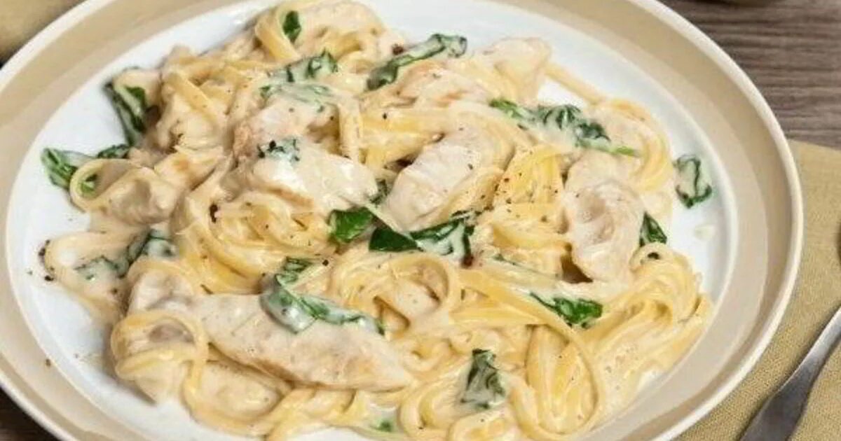 Филе с макаронами рецепт. Паста куриная в сливочном соусе. макароны с куриным филе. спагетти с мясом в сметанном соусе. паста с плавленным сыром и курицей.