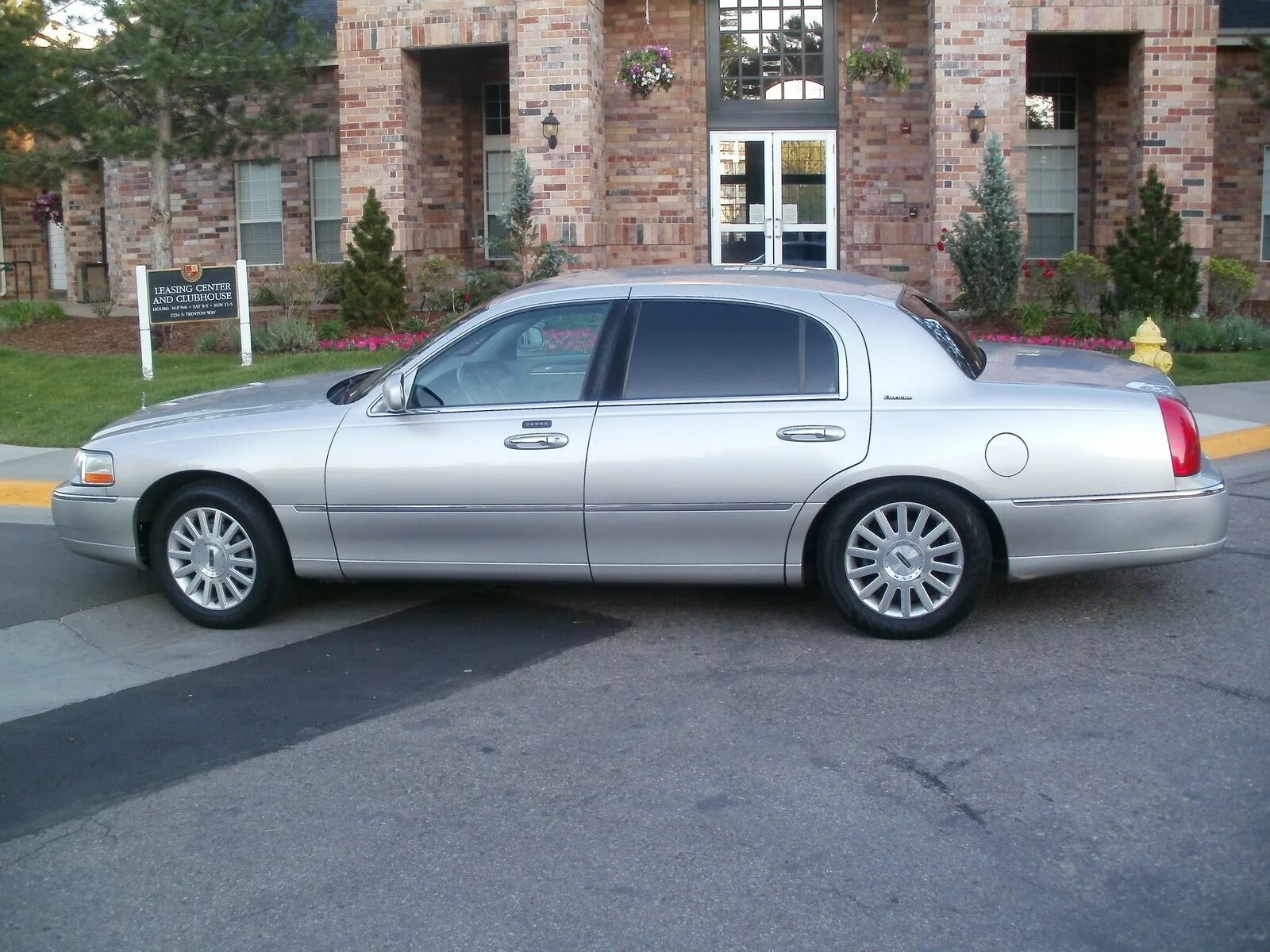 Town car 3. Lincoln Town car 2003. 2003—2011 Lincoln Town car. 2003 Lincoln Town car Cartier. Lincoln Town car 2003 салон.