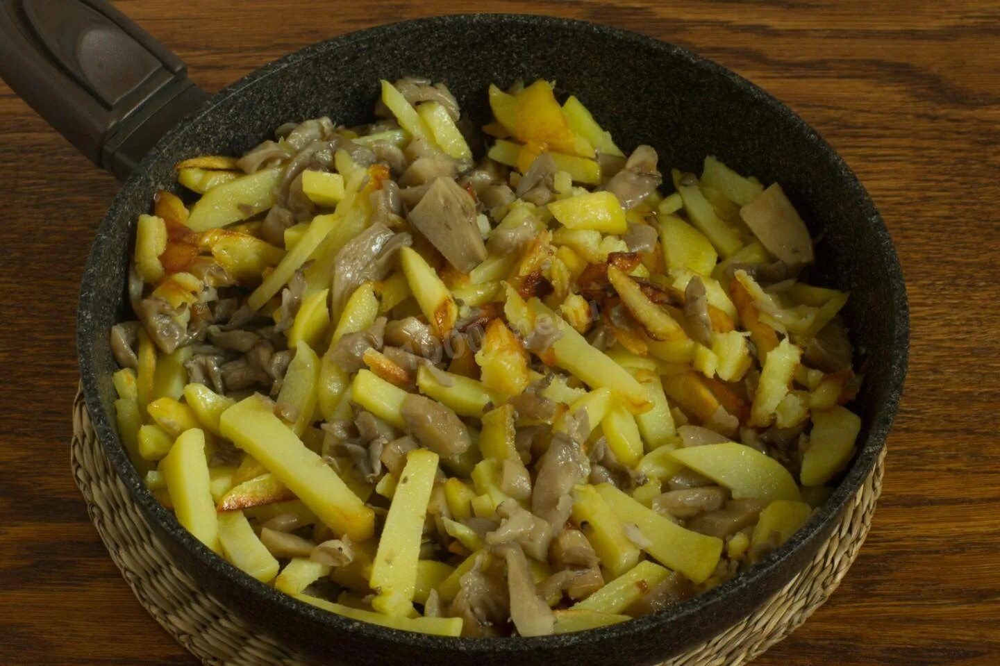 Вешенки с картошкой на сковороде