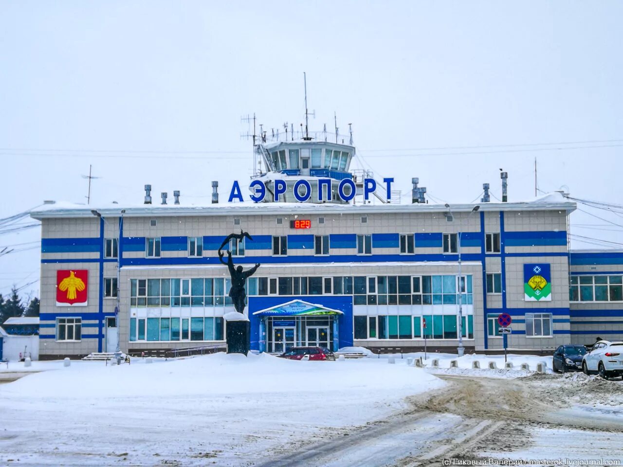 Сайт аэропорта сыктывкар. Аэропорт города Сыктывкар. Аэровокзал Сыктывкар. Вокзал Сыктывкар аэропорт Сыктывкар. Здание аэропорта Сыктывкар.