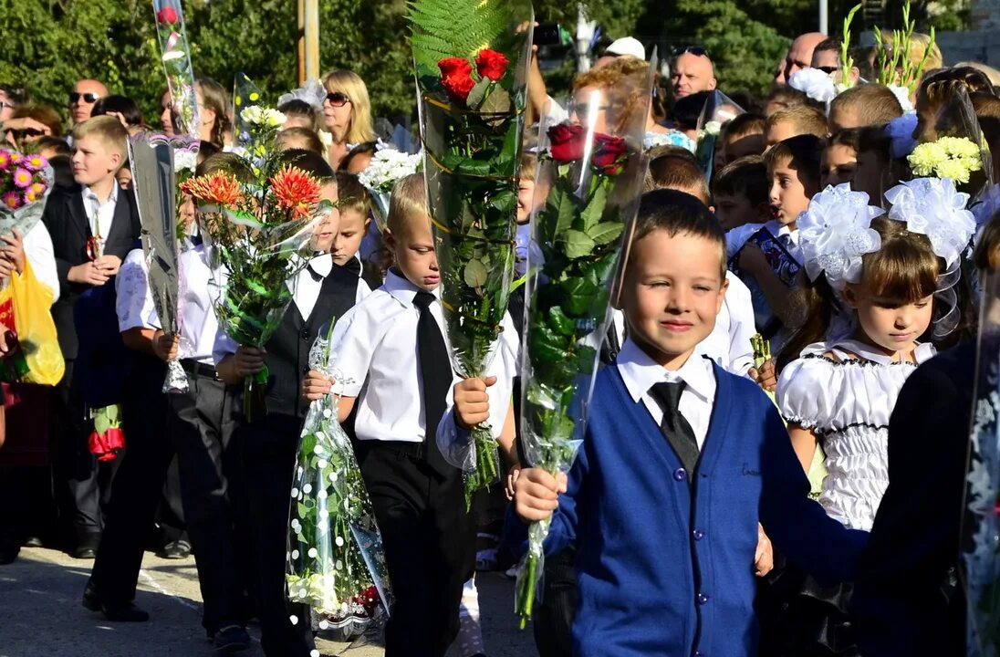 Пошли на линейку. Первоклассники на линейкк. Линейка в школе. 1 Сентября линейка в школе. Школьники на линейке.