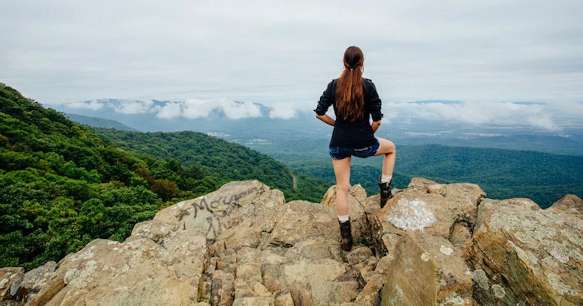 She traveled the world. Путешествие в одиночку. День путешествия в одиночку. Отдых в одиночку. Путешествия в одиночку обои.