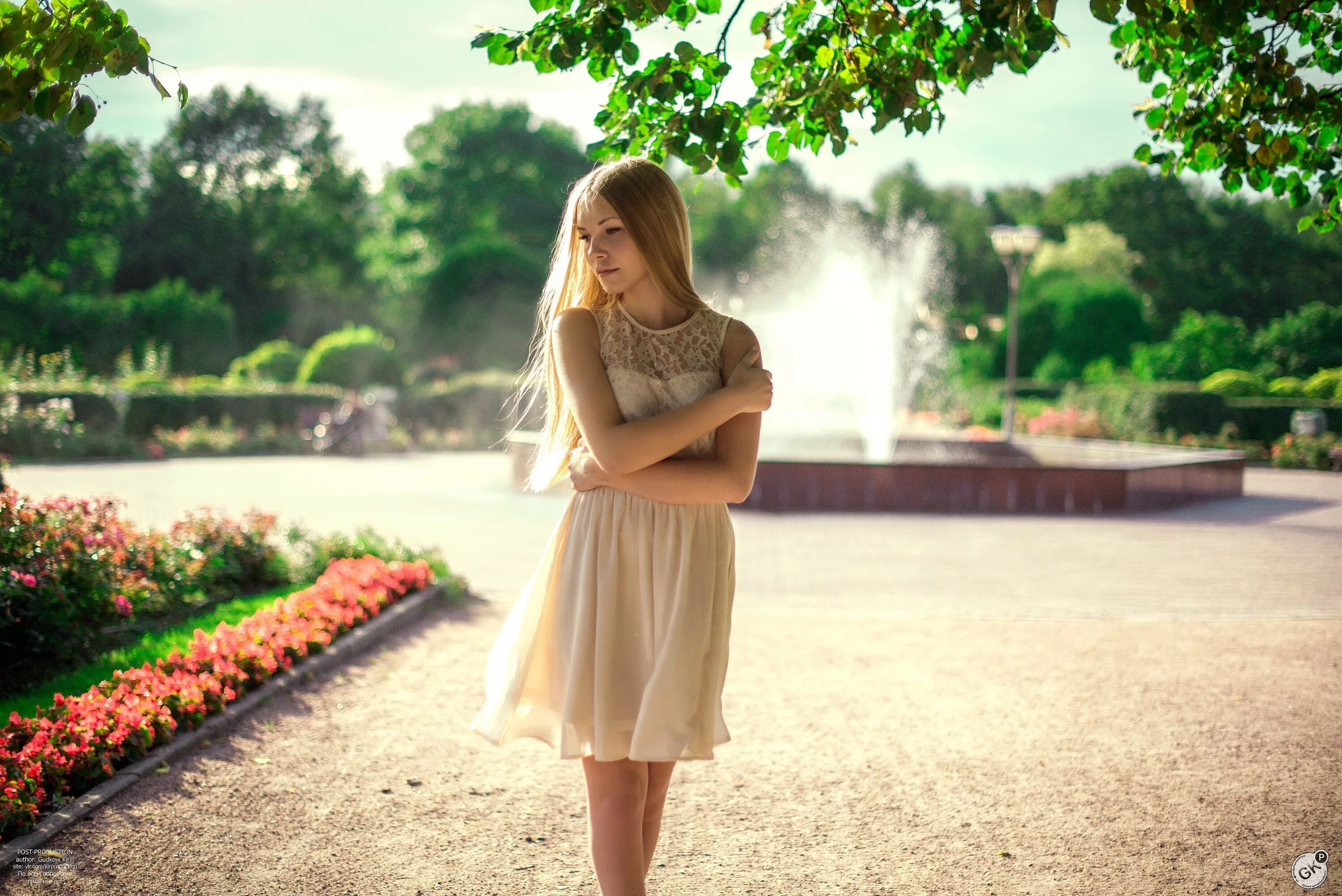 Женщина надолго. Девушка в парке летом. Фотосессия в парке летом девушка. Девушка в платье летнем. Девочка в парке.