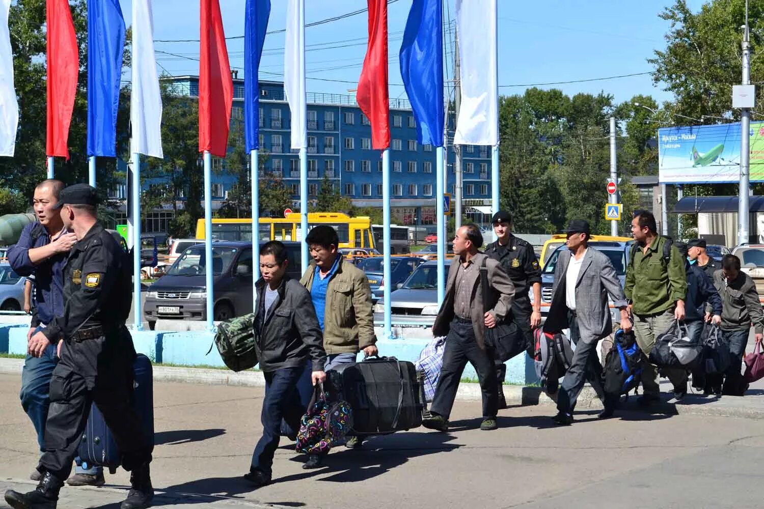 Выдворение мигрантов из россии. Выдворение иностранца. Выдворение иностранных граждан за пределы рф. Административное выдворение. Выдворение иностранца.