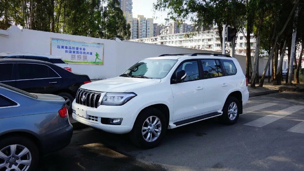 Китайский крузер. Китайский land cruiser 200. китайский ленд крузер прадо 200. hengtian l4600. ланд круйзер 200 и китайского.