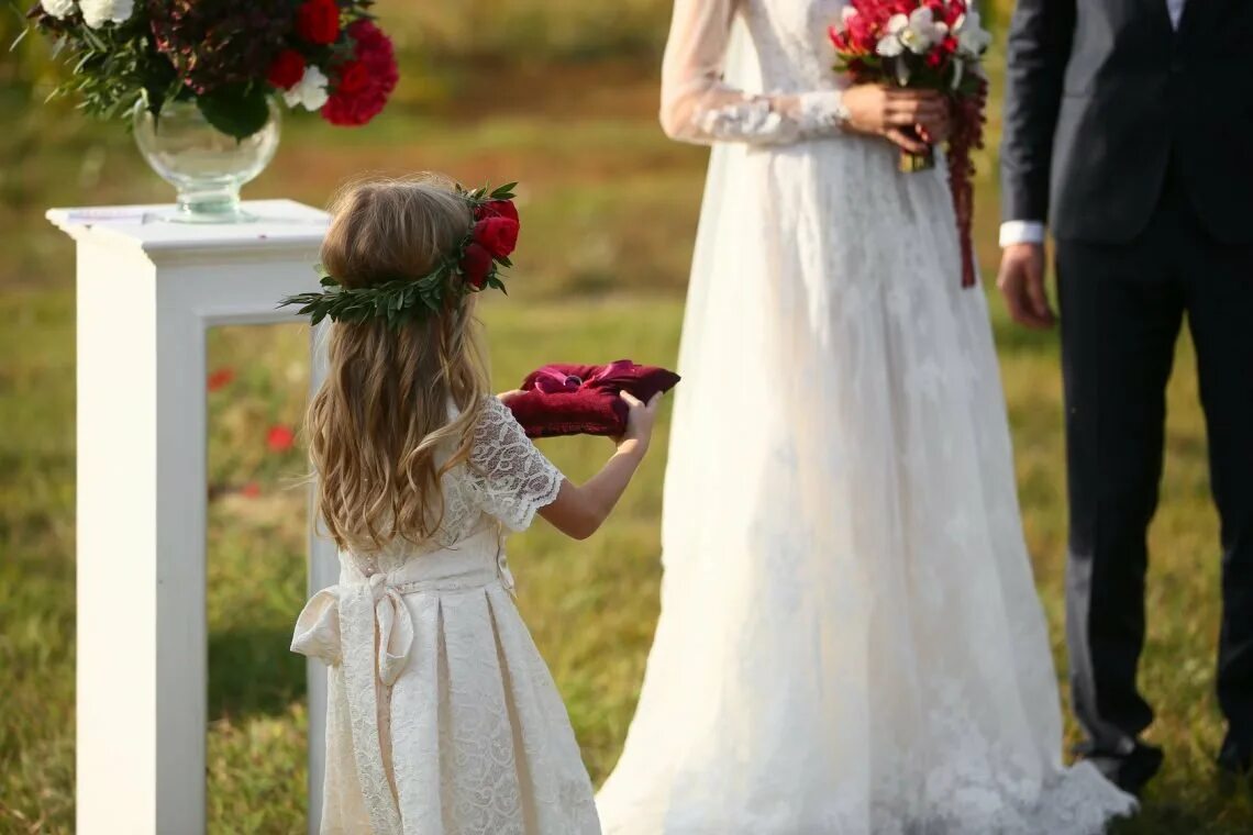 Помощь со свадьбой wedding elizabeth ru. Свадебная церемония с детьми. Дети на свадьбе. Девочка несет кольца на свадьбе. Девочка на свадьбе.