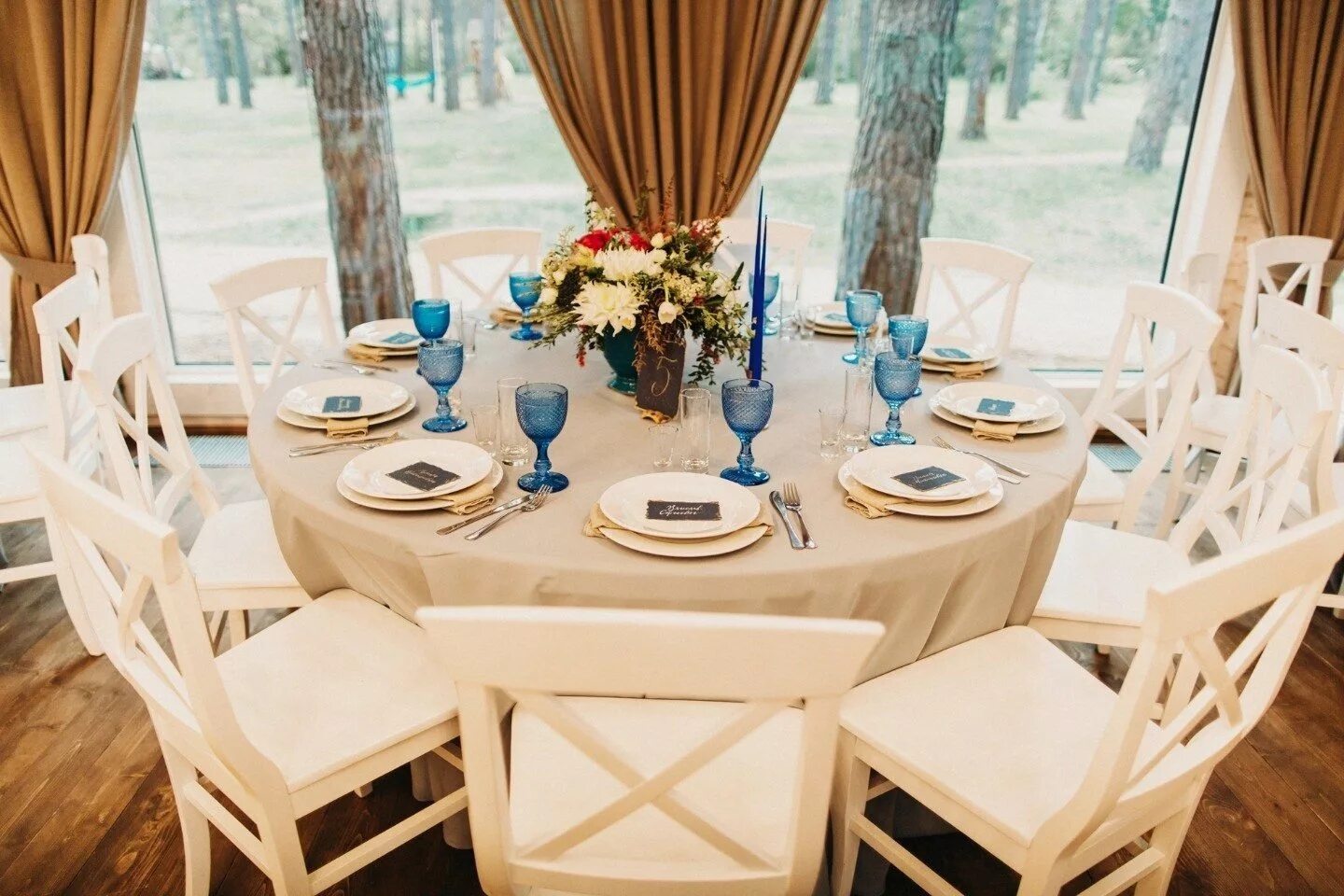 Круглые столы на свадьбе. Сервировка круглого стола. Круглый стол банкет. Круглые столы гостей на свадьбе.