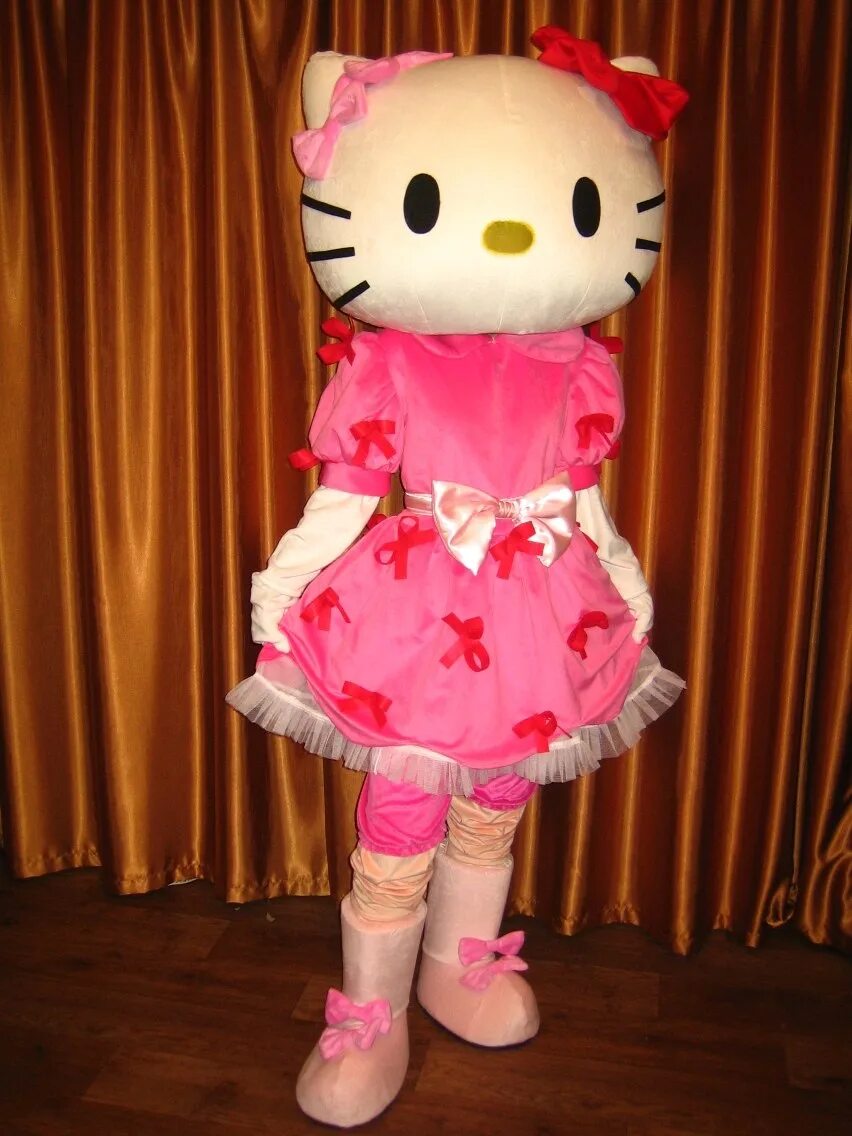 Аниматор hello kitty. Ростовая кукла хелло китти. хэллоу китти ростовая кукла. хеллоу китти аниматор. кукла в костюме хелло китти.