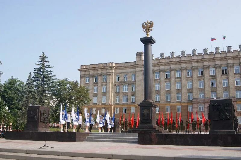 Белгород город воинской славы год. Стела «город воинской славы» (Белгород). Белгород Белгород город воинской славы воинской воинской. Памятник стела город воинской славы Белгород.