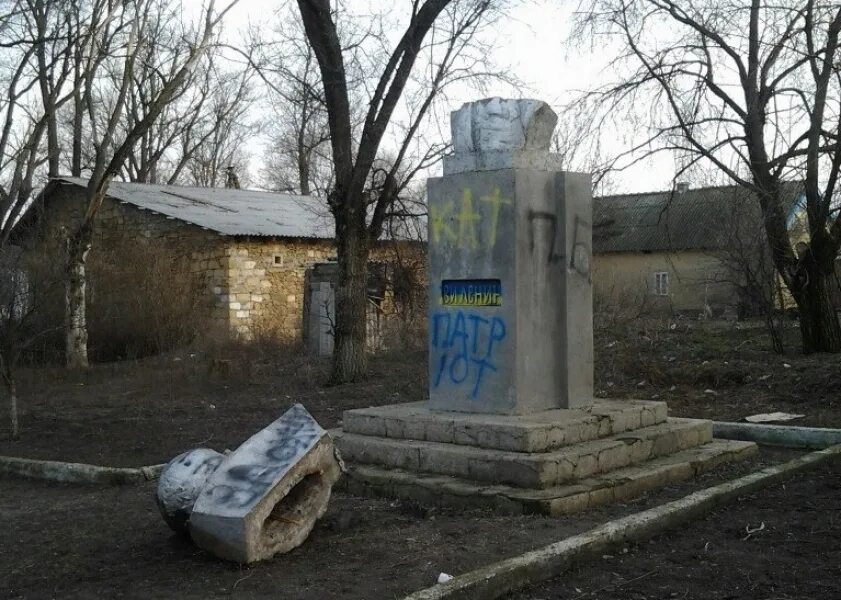 Одесская область Татарбунарский район село струмок. Снесли памятник в Татарбунарах. Село дивизия Татарбунарский район Одесская область.