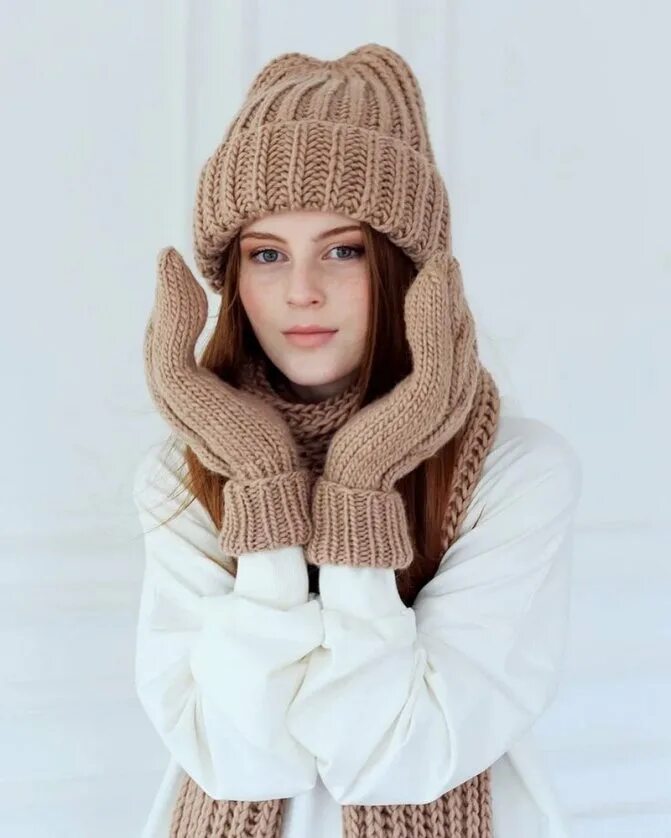 кара делевинь осень 2022. шапка вязаная. шапка 2022 2023 тренды. шапки женские вязаные модные 2023 2024 фото. модные женские шапки осень зима 2022.