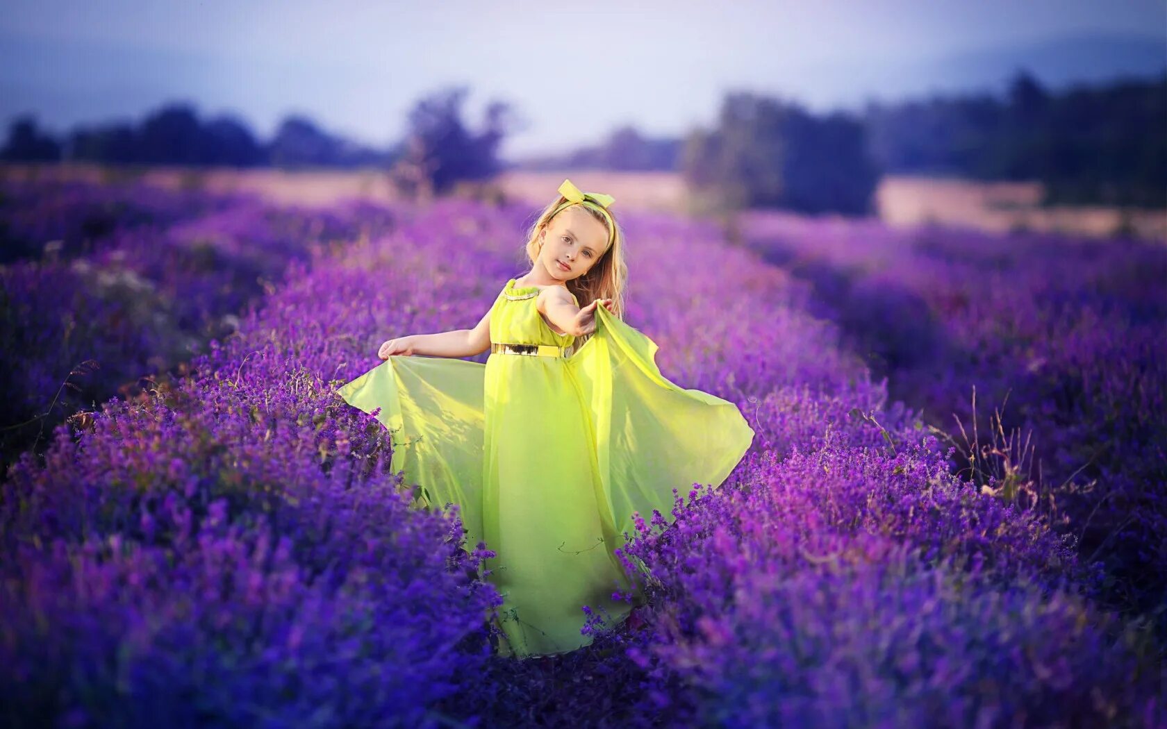 Картинки желтое фиолетовое. Девушка в цветочном поле. Девушка в фиолетовом платье. Девочка в лавандовом поле. Сиреневое платье.