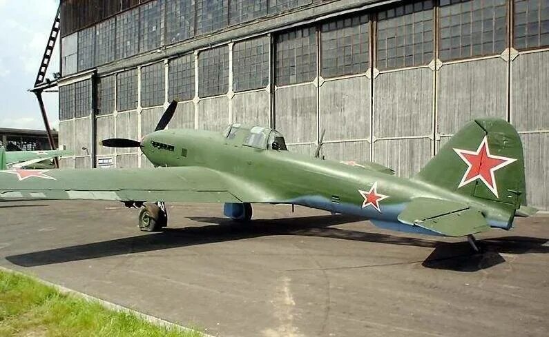 Ил 10 м. Ил 10 м. Ил-10 штурмовик. Пилот ил 10. Бомбардировщик ил-10.