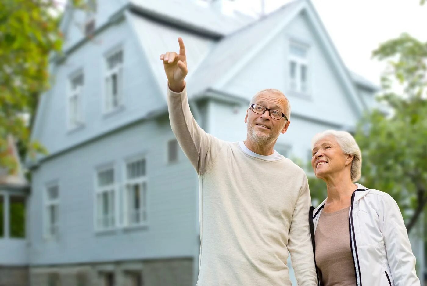 Living old age. Старость. Богатая старость. Семья недвижимость на белом фоне пожилая пара. Счастливый пенсионер домашнее.