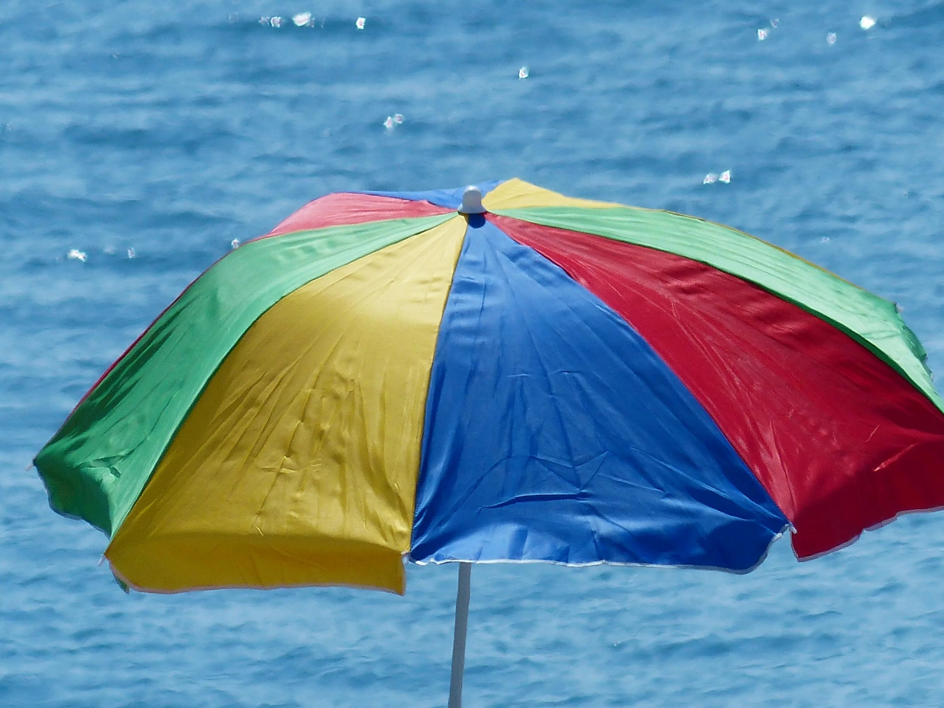 Морской зонтик. Пляжный зонтик. Зонт для пляжа. Зонтик на пляже. Зонт на море.