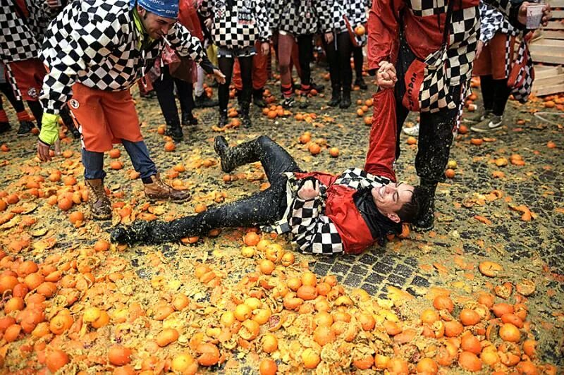 Фруктовые бои. • Битва апельсинов (Battle of the Oranges) - Италия. Бои апельсинами в Италии. Фестиваль апельсинов в Италии. Битва апельсинов фестиваль.