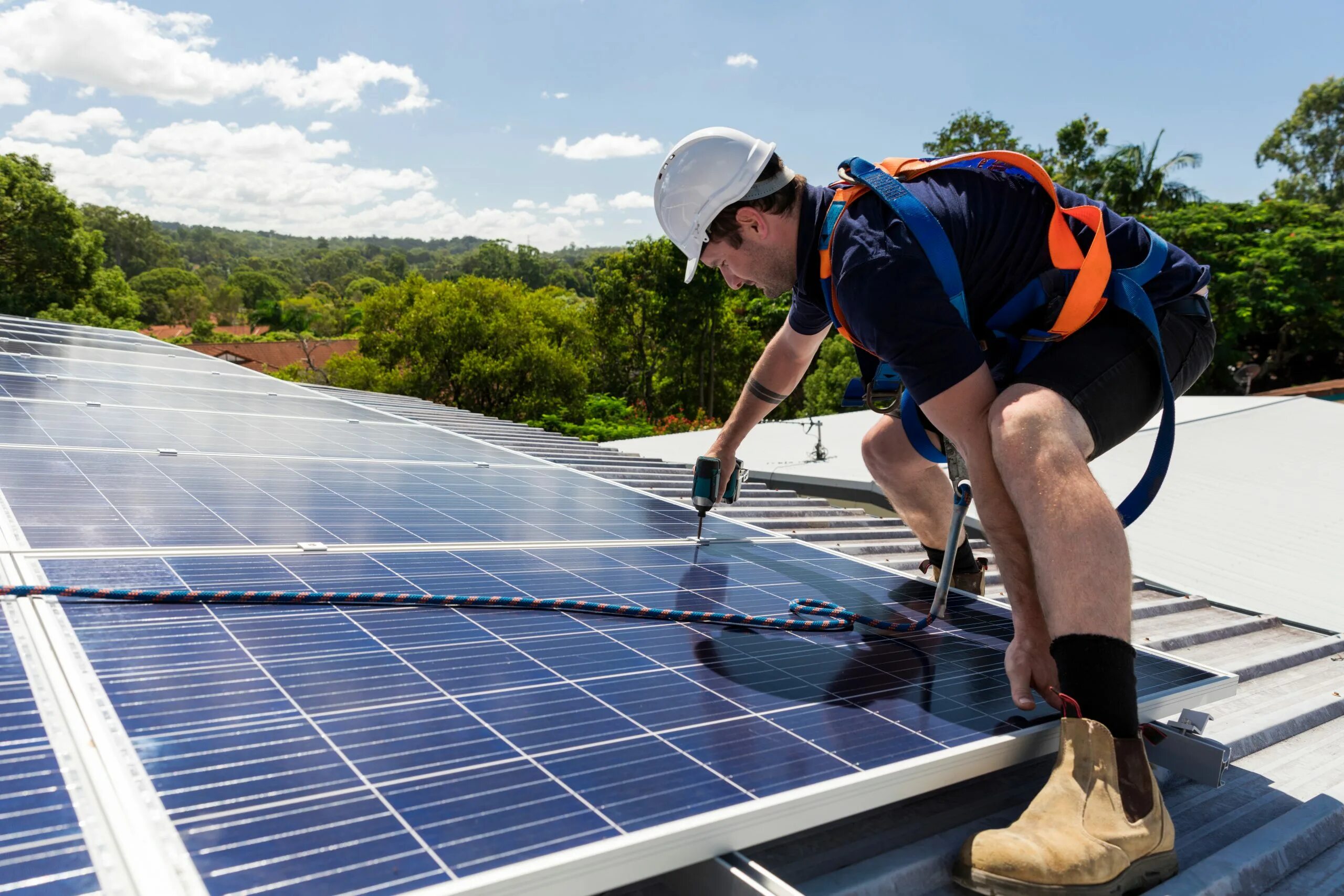 Солнечные панели Jinko. Solar Panel Technician. Solar Panel installation. Крыша из солнечных панелей. Solarstaff