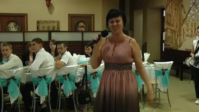Мать поет сыну песню. Мама поёт на свадьбе у сына. Спеть сыну на свадьбе. Ведущая на свадьбу. Мама поет на свадьбе детей 2012- 2014.