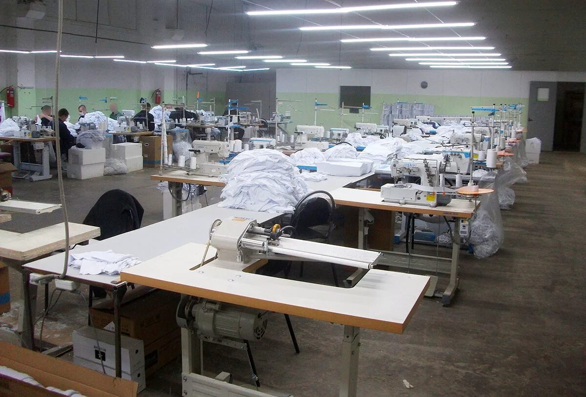Швейное производство цех. Тамбов колония 1 Швейный цех. Швейный цех. Цех по пошиву одежды. Швейный цех швейного производства.