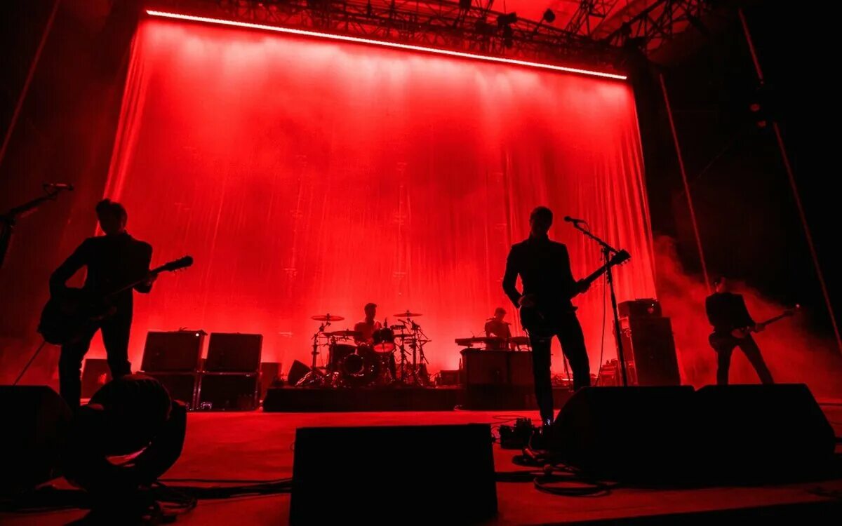 Lighting band. Interpol группа. interpol группа turn on the bright lights. interpol turn on the bright lights 2002. interpol band wallpaper.