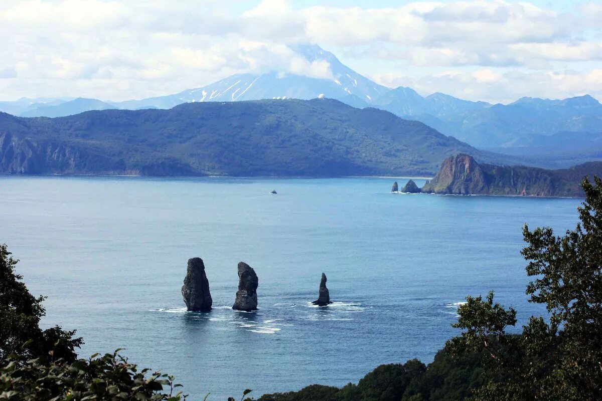 Три является одной из самых. Канадский выпускник. Река большой юган. Человек отделен от толпы. Боги индии брахма вишну шива.