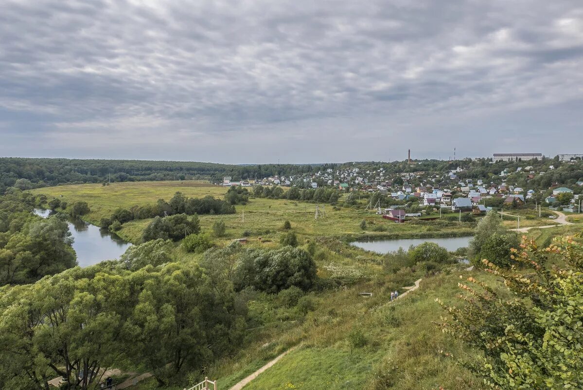 Река протва в ермолино. Боровск протва. Река в боровске. Малоярославец осенью. Река в боровске.