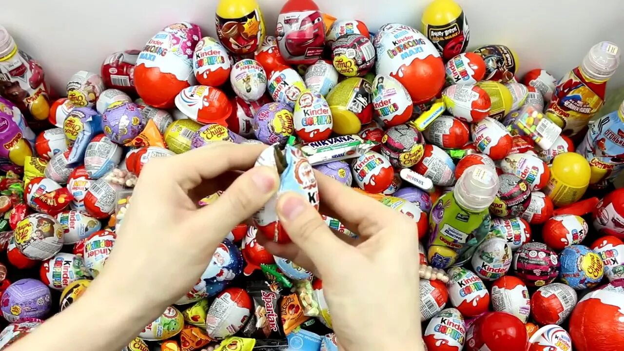 Много новогодних киндеров. Kinder сюрприз. Мисс кэти киндер сюрприз киндер. Видео где киндеры. Киндеры сюрпризы.