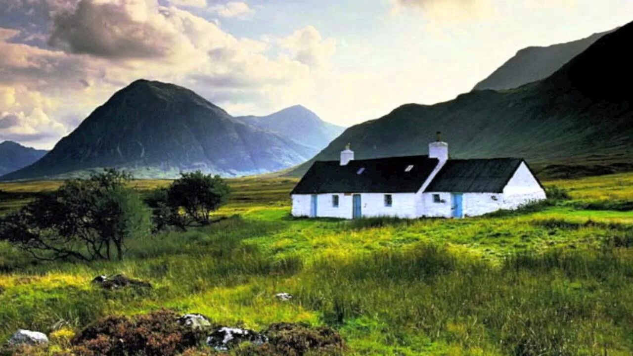 Домик интроверта исландия. Вдали от цивилизации. Вдали от цивилизации. Домик интроверта исландия. Одинокий дом в горах норвегии.
