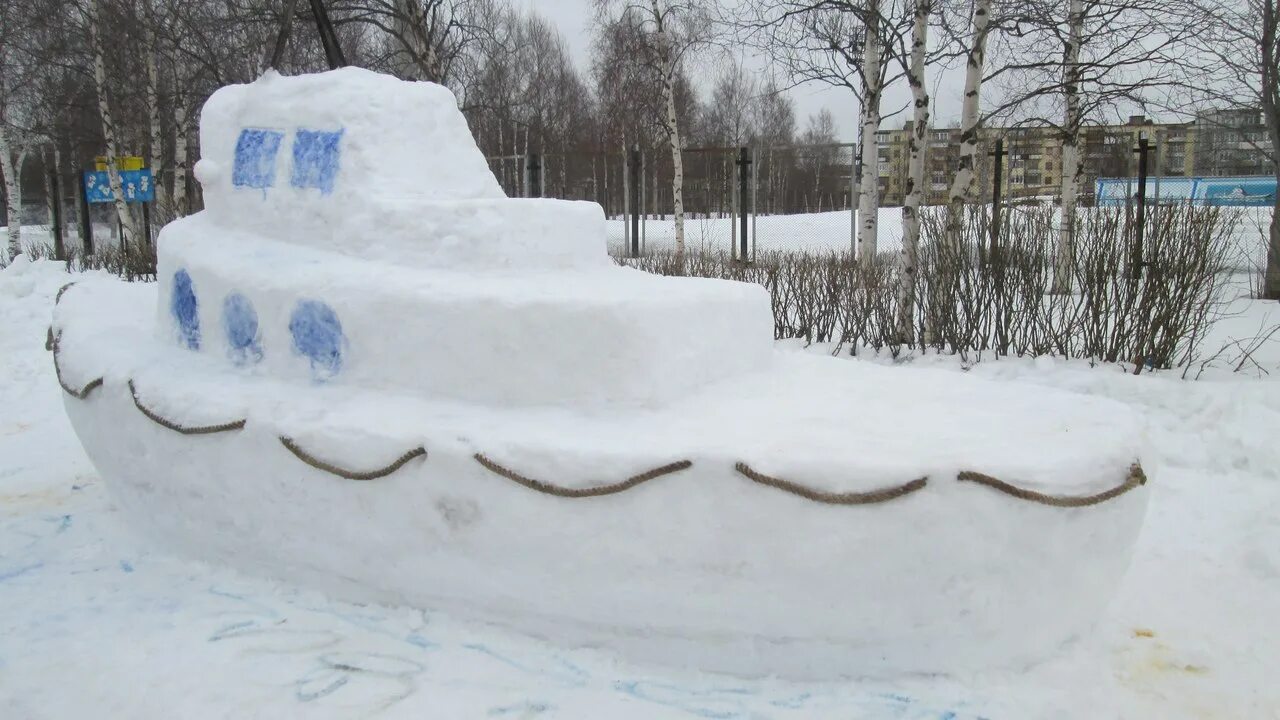 корабль из снега на участке детского сада. лодка из снега в детском саду. парусник из снега. фигуры из снега. фигура корабля из снега.