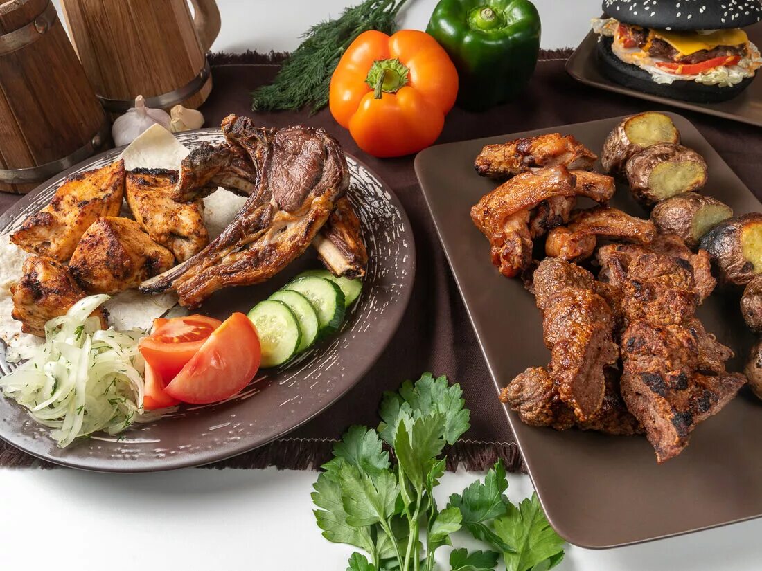 Шашлык ресторан. Красивая подача шашлыка. Шашлык фото. Шашлык ассорти ресторанная подача. Шашлык ассорти.