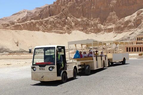 На таких вот автопоездах добираемся до знаменитого храма женщины-фараона Ха...