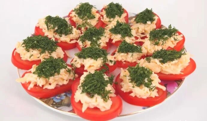 Как приготовить помидоры с сыром и чесноком. Канапе помидор с сыром и чесноком. закуска помидоры с сыром. помидоры с сыром и зеленью. закуска помидоры с сыром и чесноком.