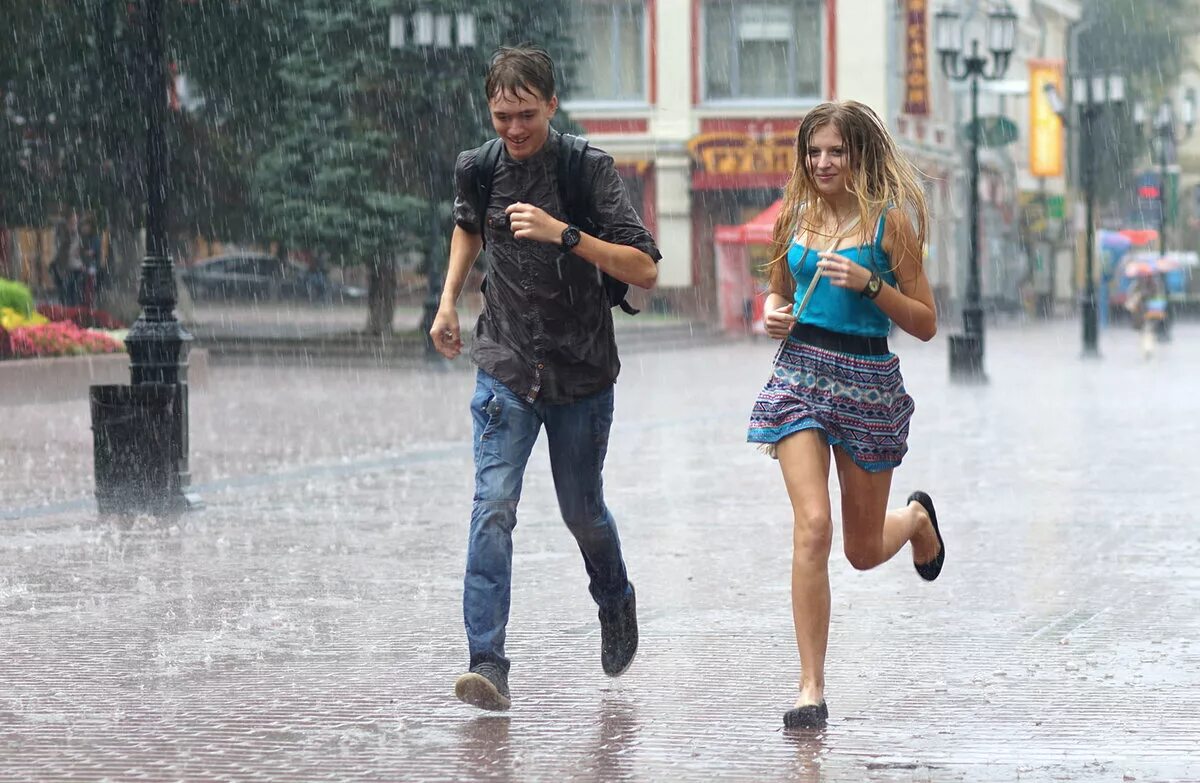 Девушка босиком под дождем. Попали под дождь. Гулять под дождем. Под дождем без зонта. Люди бегут от дождя.