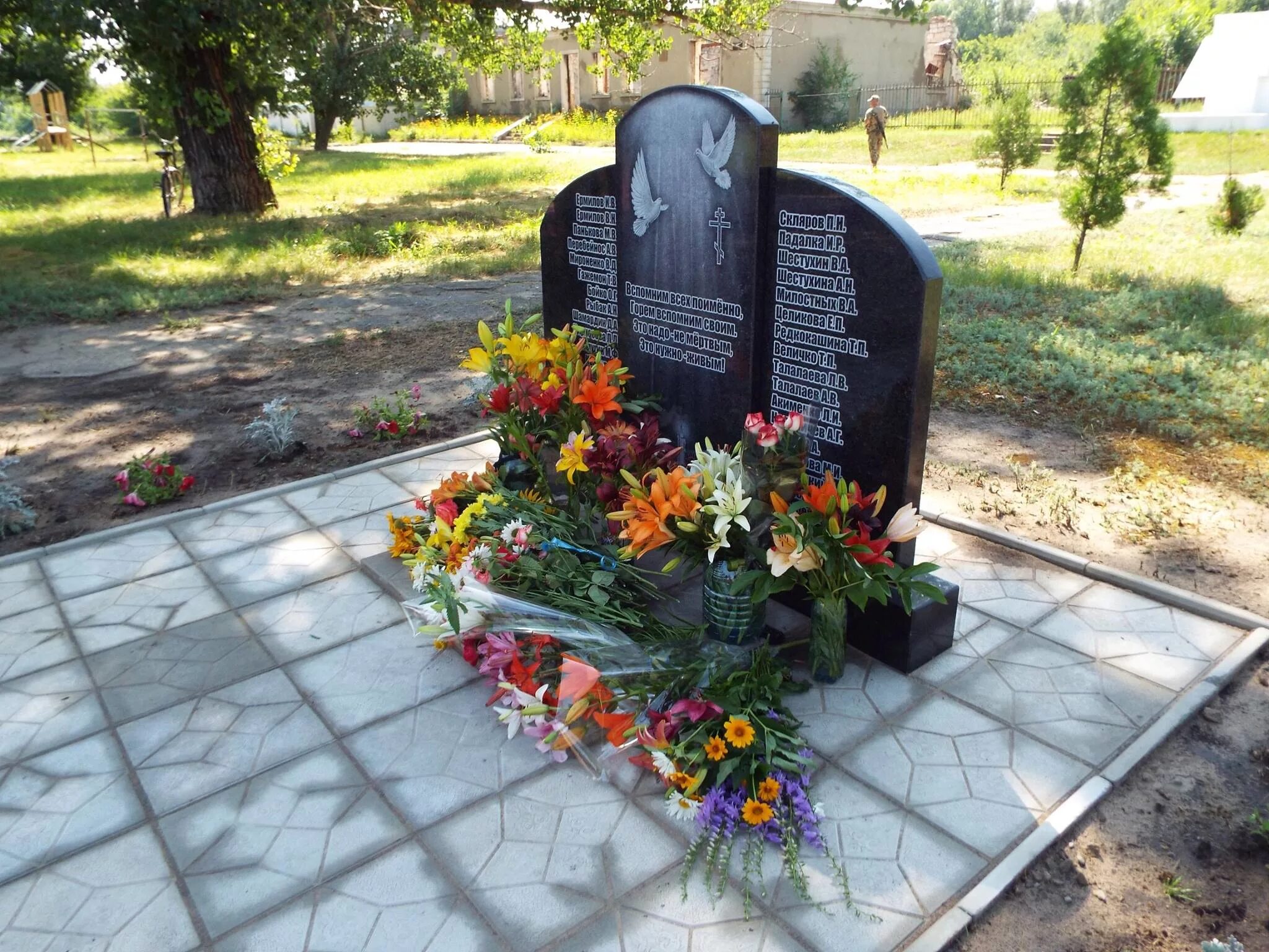 Памятники погибшим мирным жителям. Памятники погибшим мирным жителям. Памятник погибшим детям в донецке. Памятники моспино. Памятник мирным жителям.