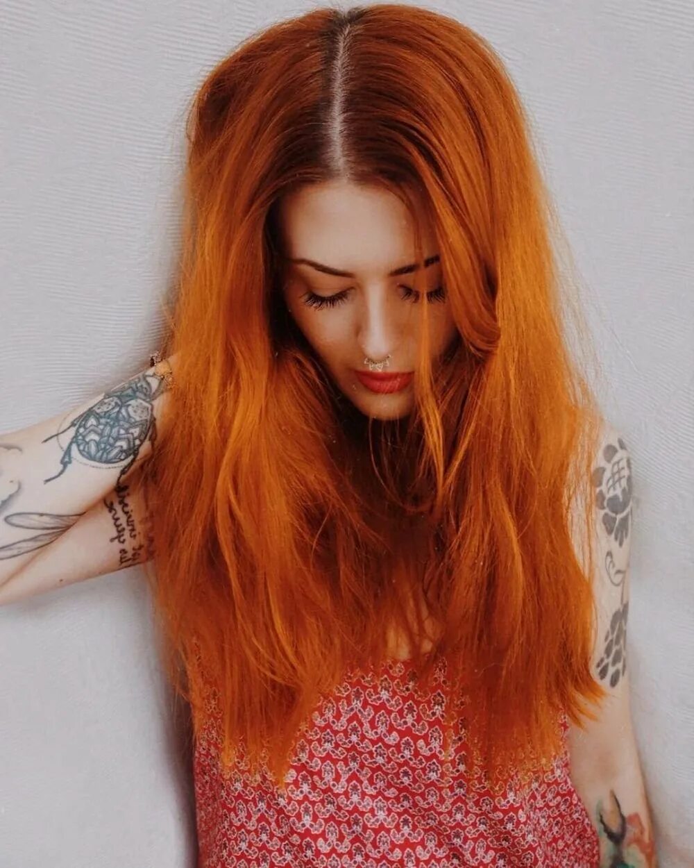 Красно оранжевые волосы. Анжела хэир оранжевый. Девочка с оранжевыми волосами. Красивая девушка с оранжевыми волосами. Анжела хэир оранжевый.
