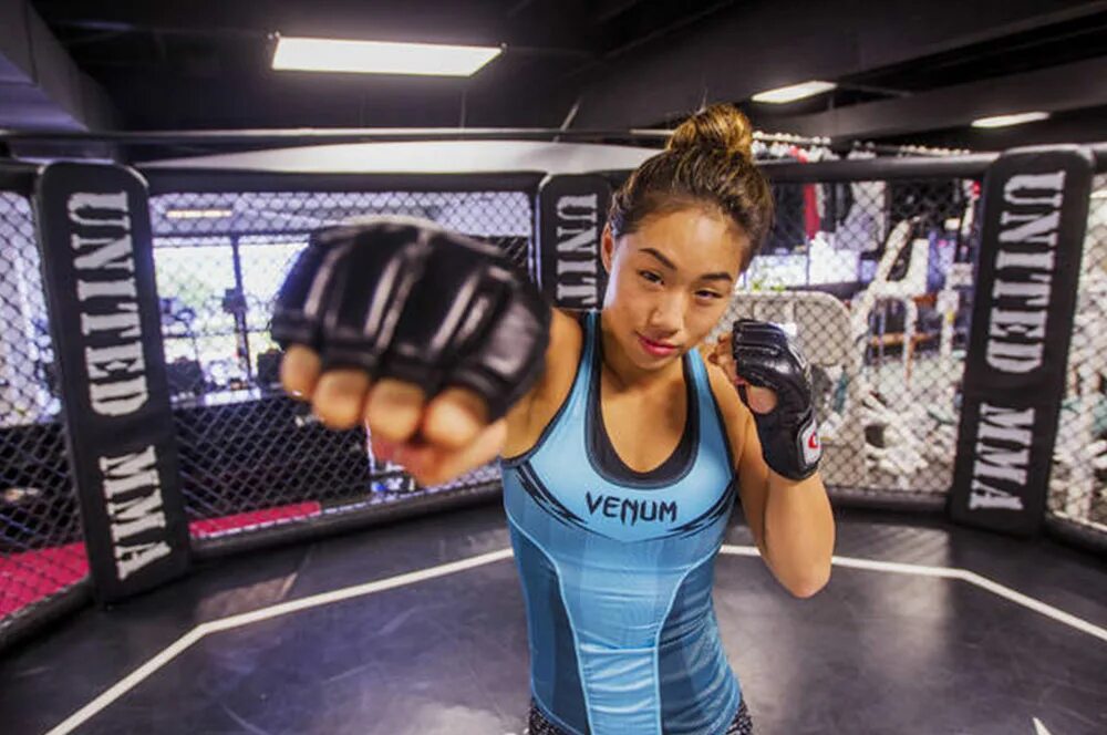 Чемпионка one fc. Angela lee. Angela lee 2020. Angela lee fighter. Боец angela lee.