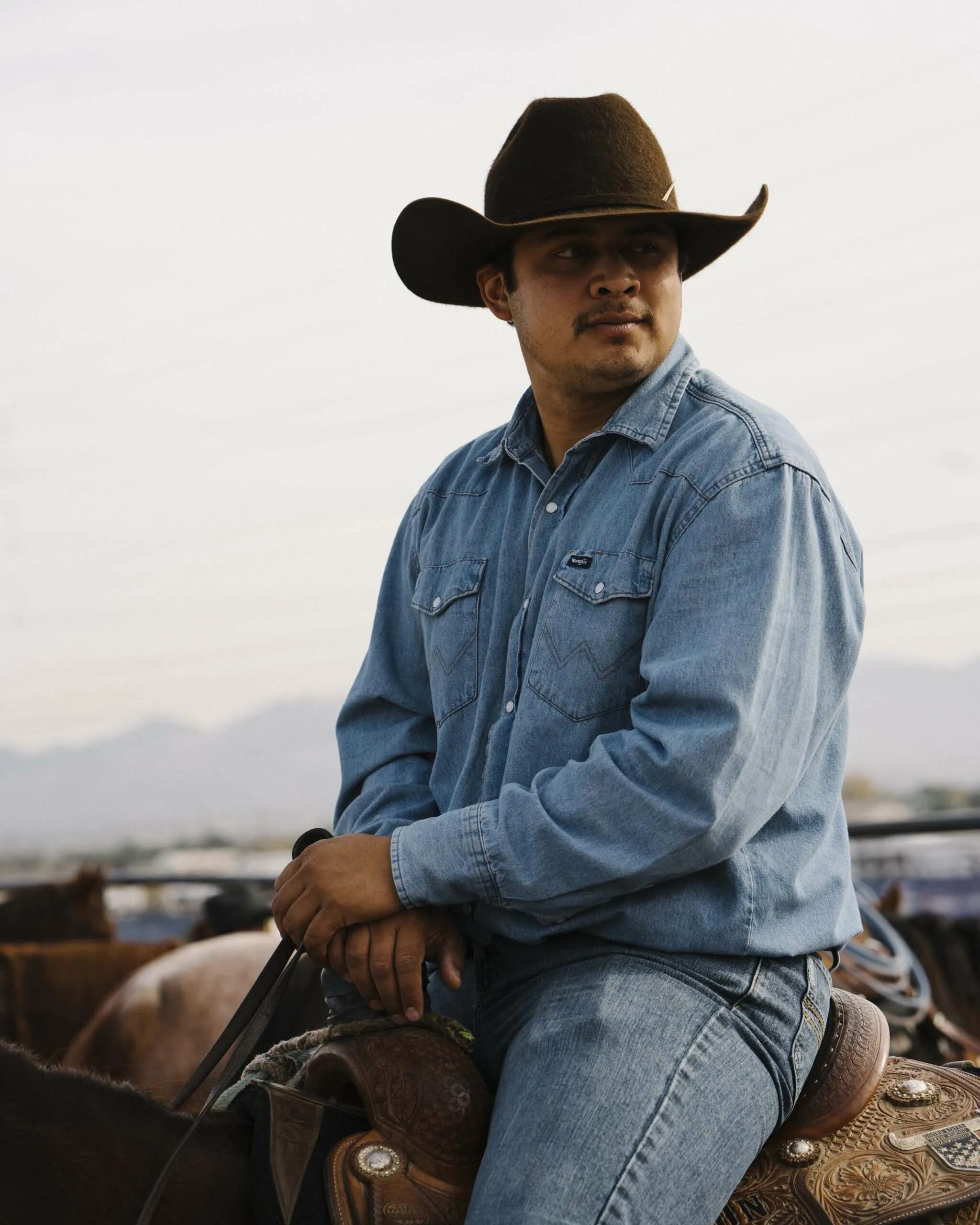 Wrangler jacket denim. Мужчины тотал деним ковбой. Джинсы мужские на ковбоях. Джинсы ковбой. Джинсы в ковбойском стиле.