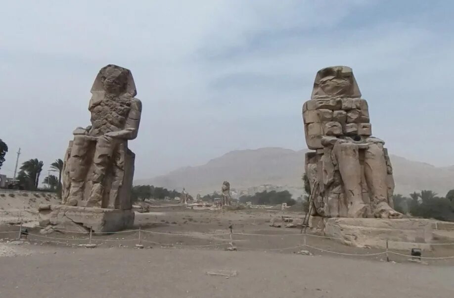 Луксор храм мемнон. Египет исполинские статуи. 5 самый древний памятник в мире. Памятники в долине бамиан, афганистан. Мегалитические сооружения менгиры.
