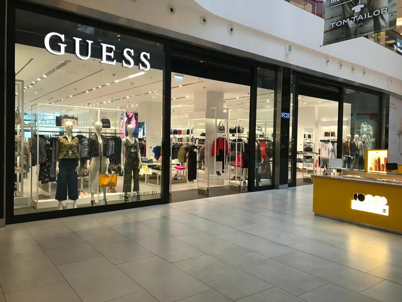 Гесс спб. Guess Метрополис. Гесс Метрополис. Магазин Гесс Войковская. Магазин guess Метрополис.