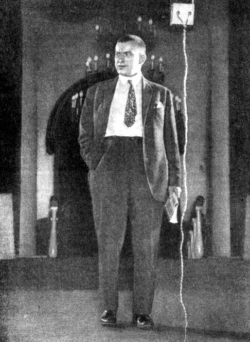 Футурист владимир маяковский. Владимир маяковский выступает. Выступление маяковского. Выступление маяковского. Владимир маяковский выступает.