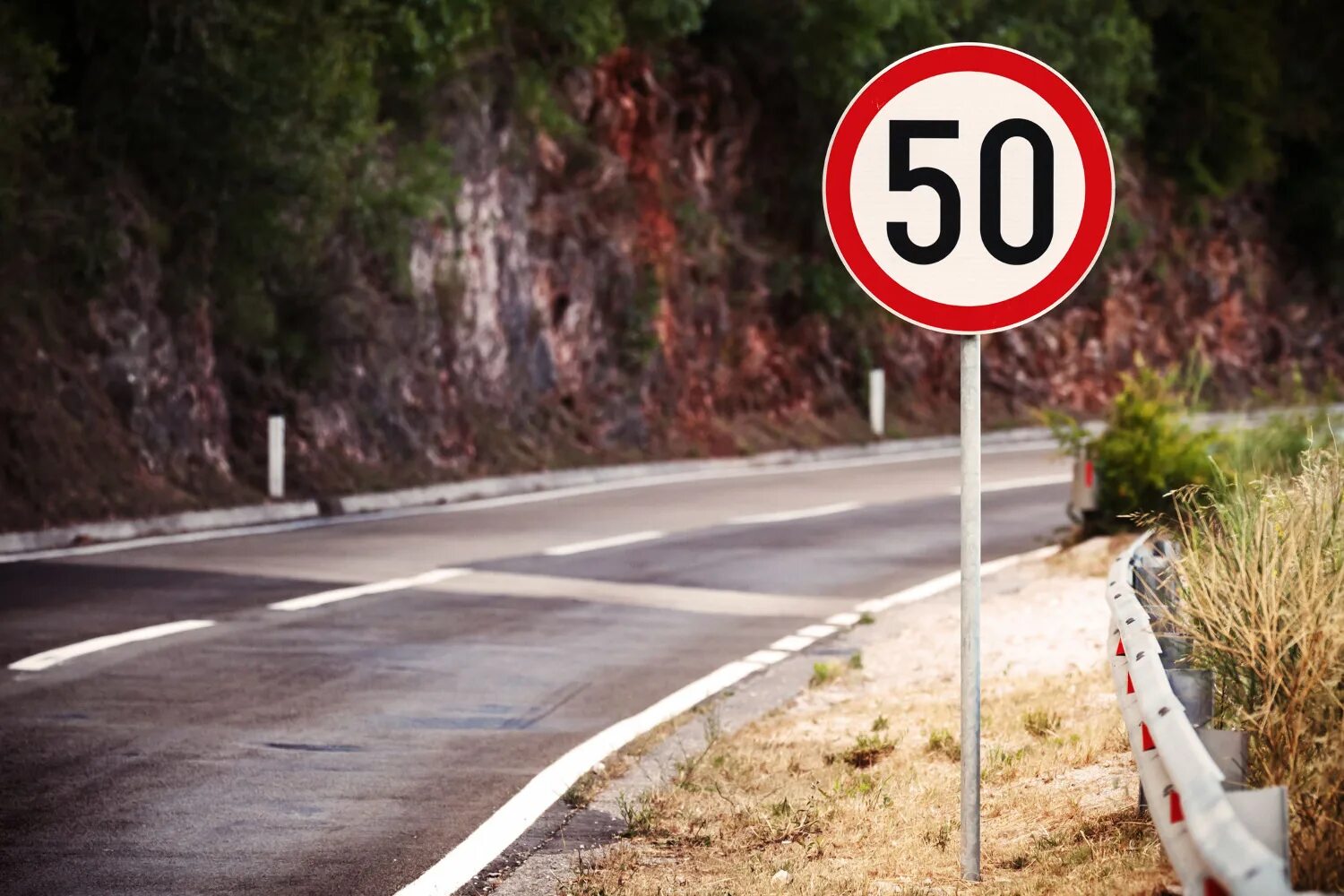 Road limit. Знак ограничения скорости. Дорожные знаки на дороге. Ограничения на дорогах. Дорожный знак у дороги.