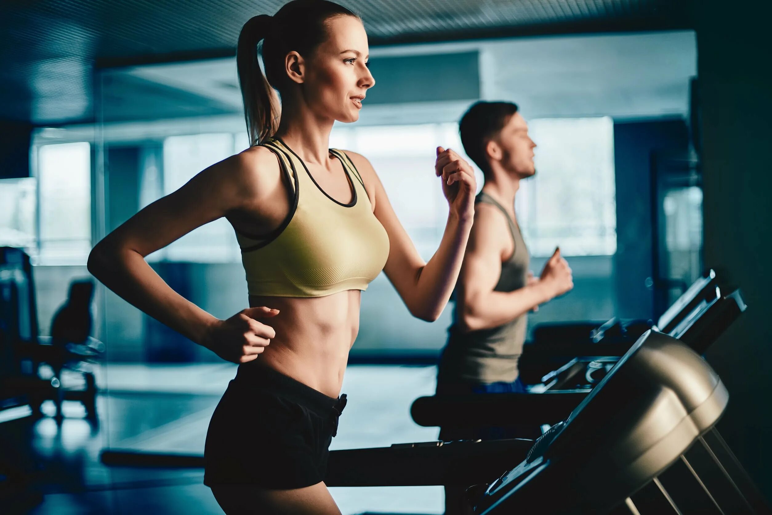 He went to the gym. Занятия в тренажерном зале. Занятия спортом в спортзале. Девушка спорт. Спортивные люди.