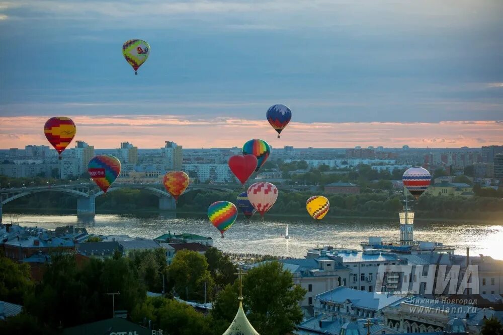 Строительство стадиона нижний новгород фото. Приволжская фиеста нижний новгород. Нижний новгород шары фиеста. Воздушные шары в небе. Приволжская фиеста нижний новгород.