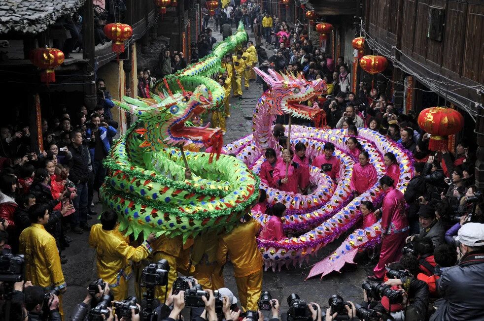 Где танцует дракон. Праздник фонарей в Китае танец дракона. Праздник фонарей танец дракона. Китайский дракон праздник фонарей. Китайский карнавал.