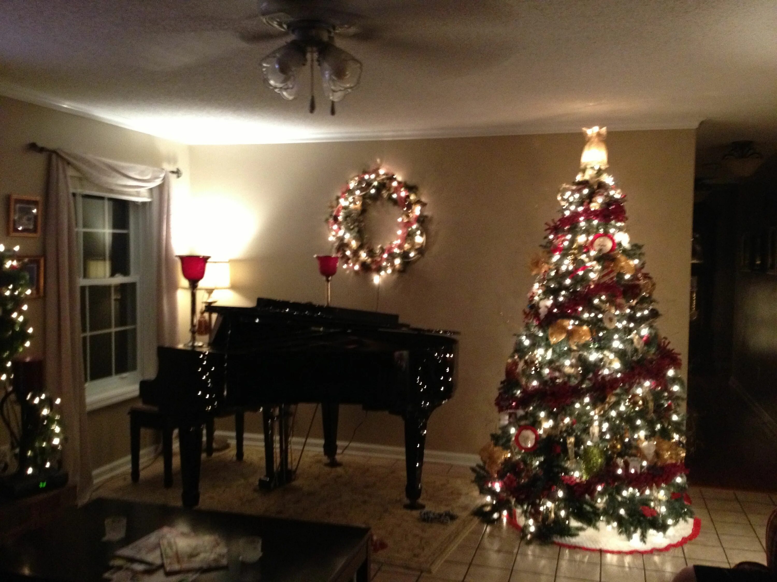 Новогодний декор пианино. Пианино и елка. Рояль и Новогодняя елка. Елка Новогодняя пианино. Елка песня 2023