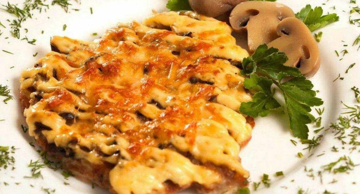 Куриное мясо с грибами в духовке. Мясо по-купечески с грибами. Свинина по купечески с грибами в духовке. Куриное филе запеченное с грибами. Филе с грибами и сыром.