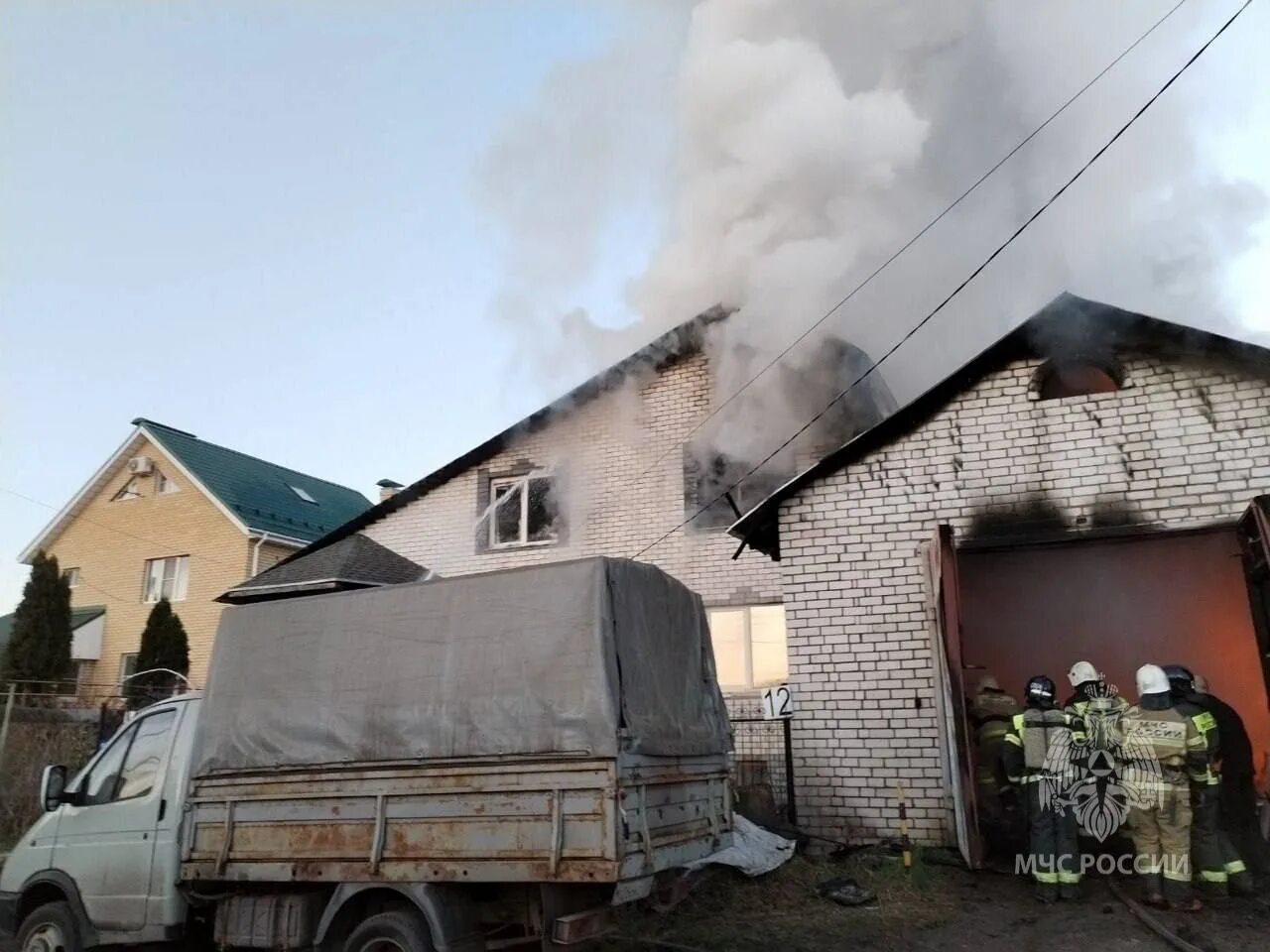 Пожар фото. Пожар в доме. Пожар в частном доме. Частный дом.